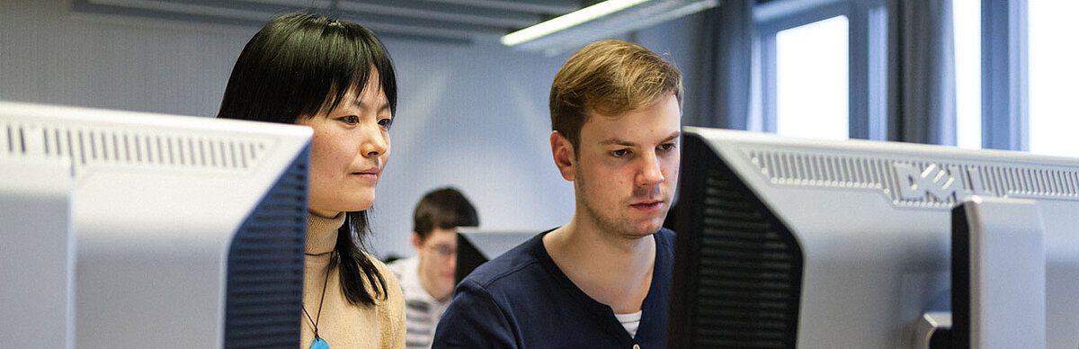 Studentin und Student am Computer